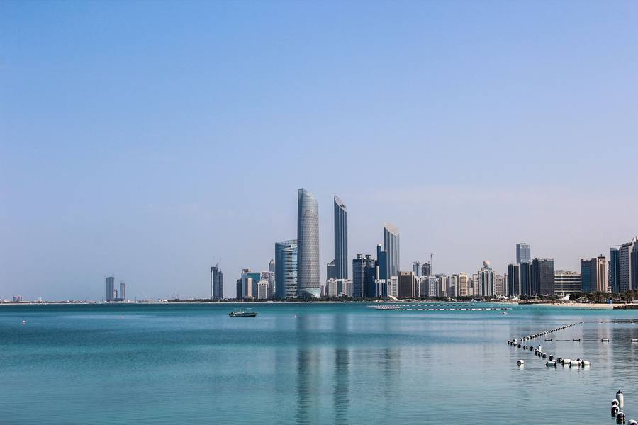 Vista panorâmica de Abu Dhabi sobre o mar