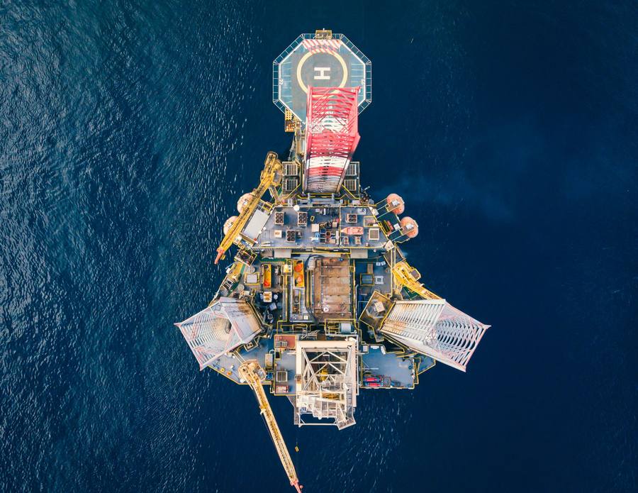 Vista aérea de uma plataforma offshore no oceano