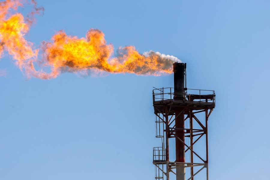 Queima de gás associado numa torre de flare
