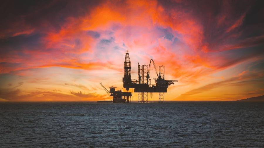 Plataforma petrolífera offshore ao pôr do sol