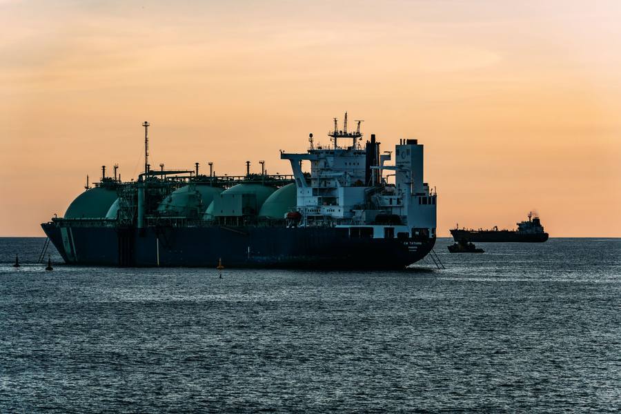 Navio metaneiro de gás natural liquefeito ao pôr do sol