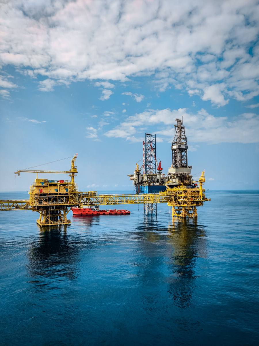 Plataformas petrolíferas offshore em mar aberto