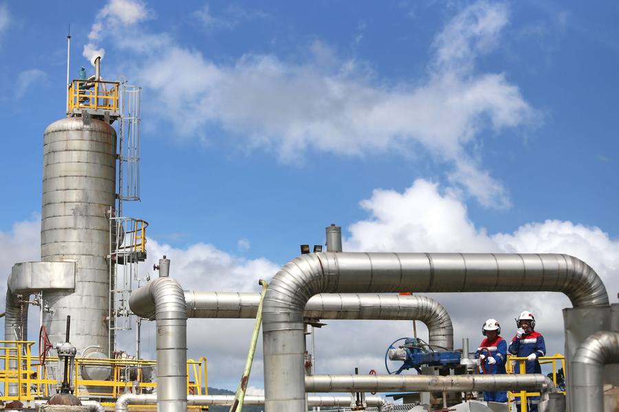 Engenheiros numa instalação de processamento de gás