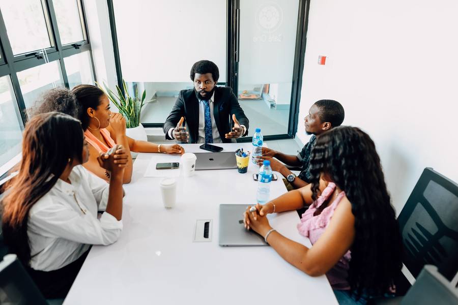Equipa de profissionais africanos em reunião